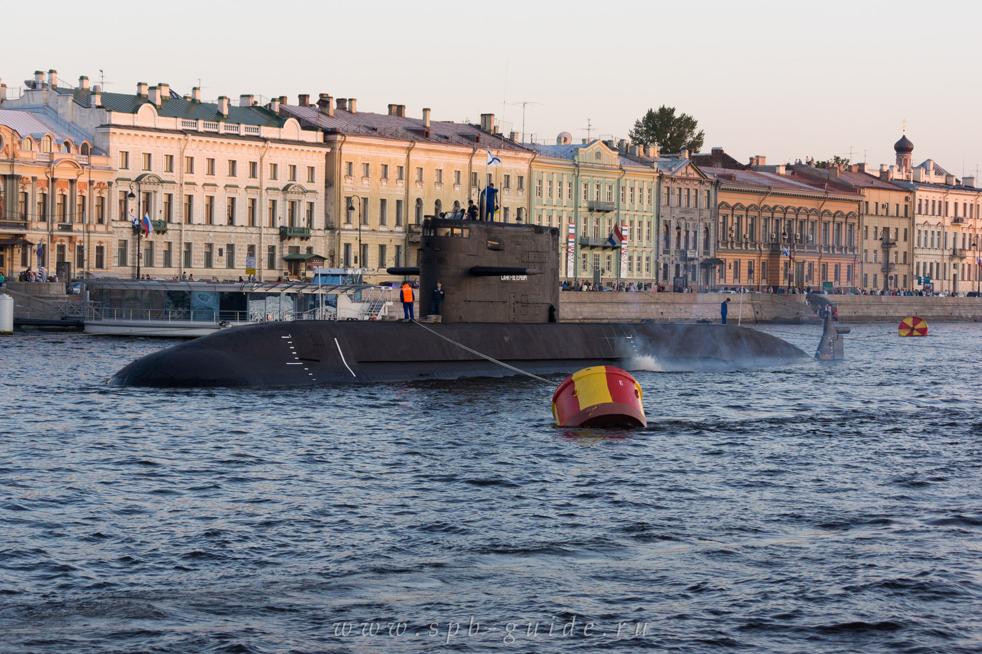 Дизель-электрическая подводная лодка «Санкт-Петербург» на праздновании Дня ВМФ в Санкт-Петербурге Дизель-электрическая подводная лодка «Санкт-Петербург» на праздновании Дня ВМФ в Санкт-Петербурге