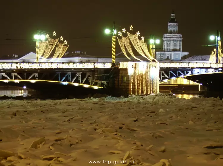 Новогодние украшения на Дворцовом мосту