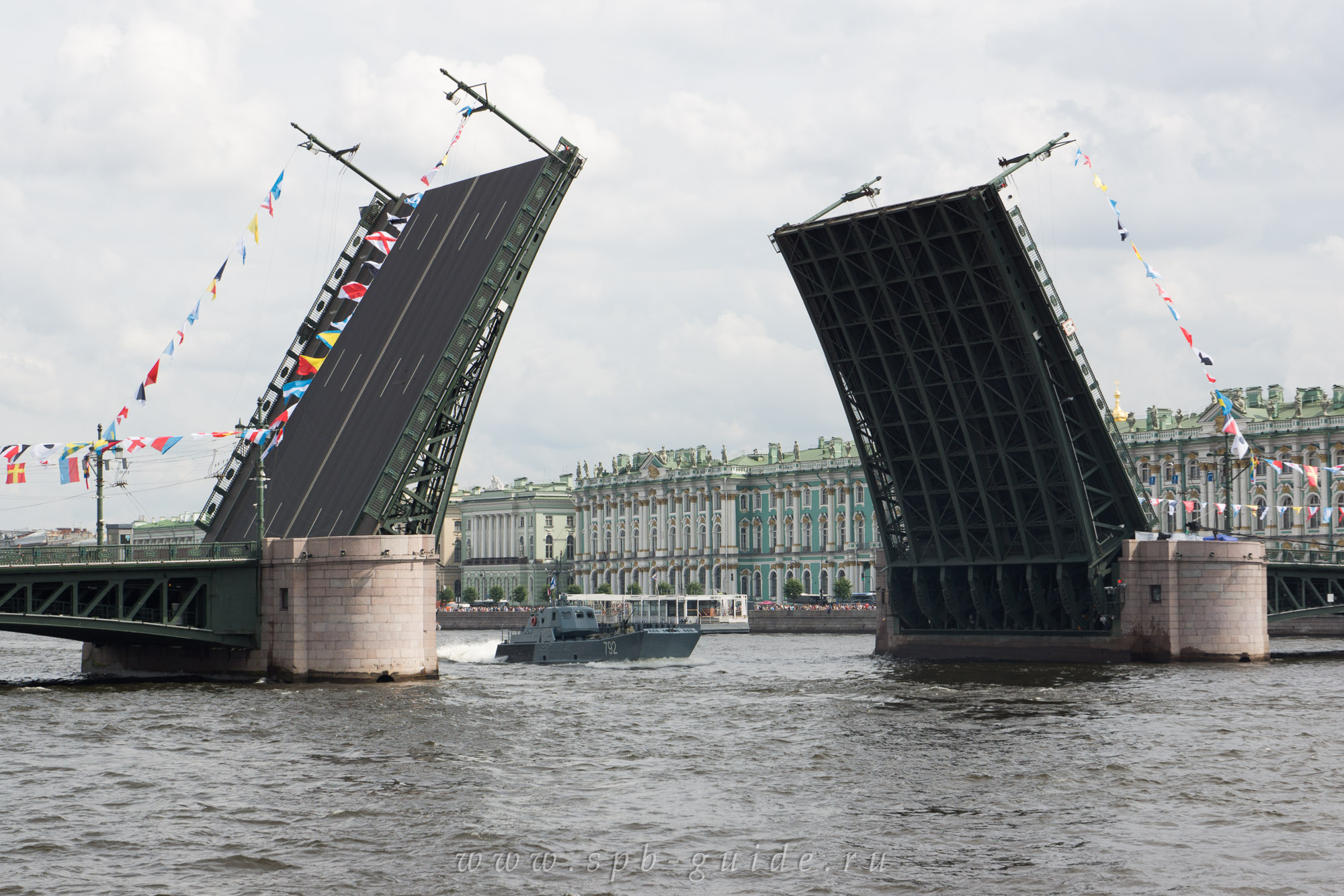 Дворцовый мост и десантный катер «Контр-адмирал Оленин» Дворцовый мост и десантный катер «Контр-адмирал Оленин»