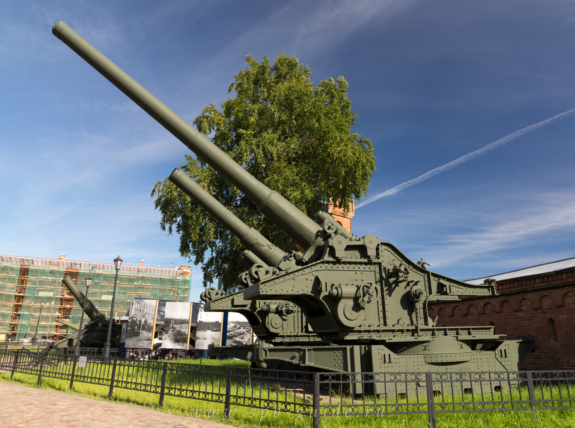 210-мм пушка образца 1939 г. БР-17, дальность стрельбы 29360 м, скорострельность 1 выстрел за 2 минуты, масса снаряда 154 кг, всей системы — 44 тонны