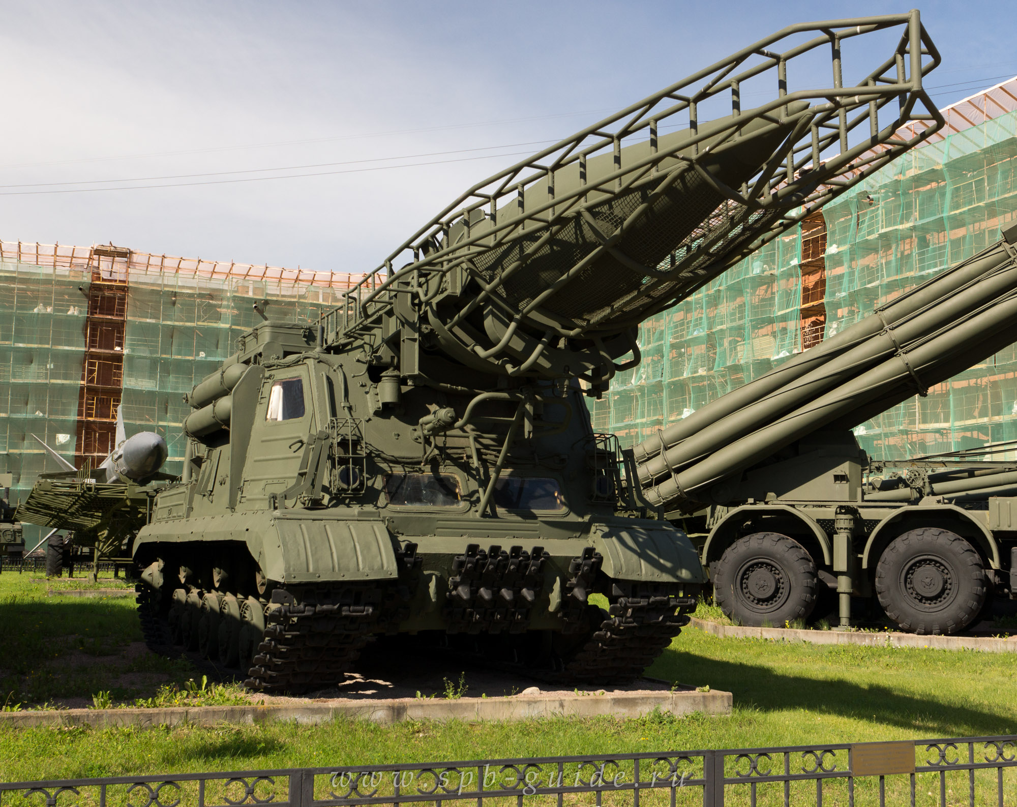 Пусковая установка 2П19 с ракетой 8К14 ракетного комплекса 9К72 «Эльбрус», принята на вооружение в 1962 г. Пусковая установка 2П19 с ракетой 8К14 ракетного комплекса 9К72 «Эльбрус», принята на вооружение в 1962 г.