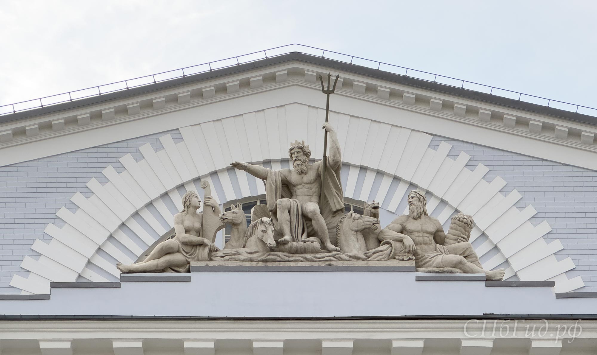 Скульптура «Нептун с двумя реками» на здании Биржи в Санкт-Петербурге Скульптура «Нептун с двумя реками» на здании Биржи в Санкт-Петербурге