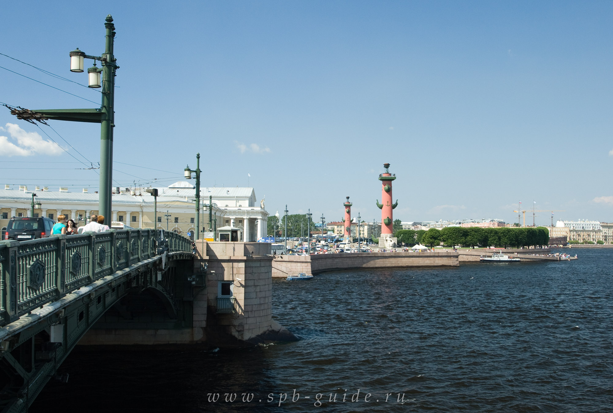 Вид на стрелку Васильевского острова с Дворцового моста Вид на стрелку Васильевского острова с Дворцового моста