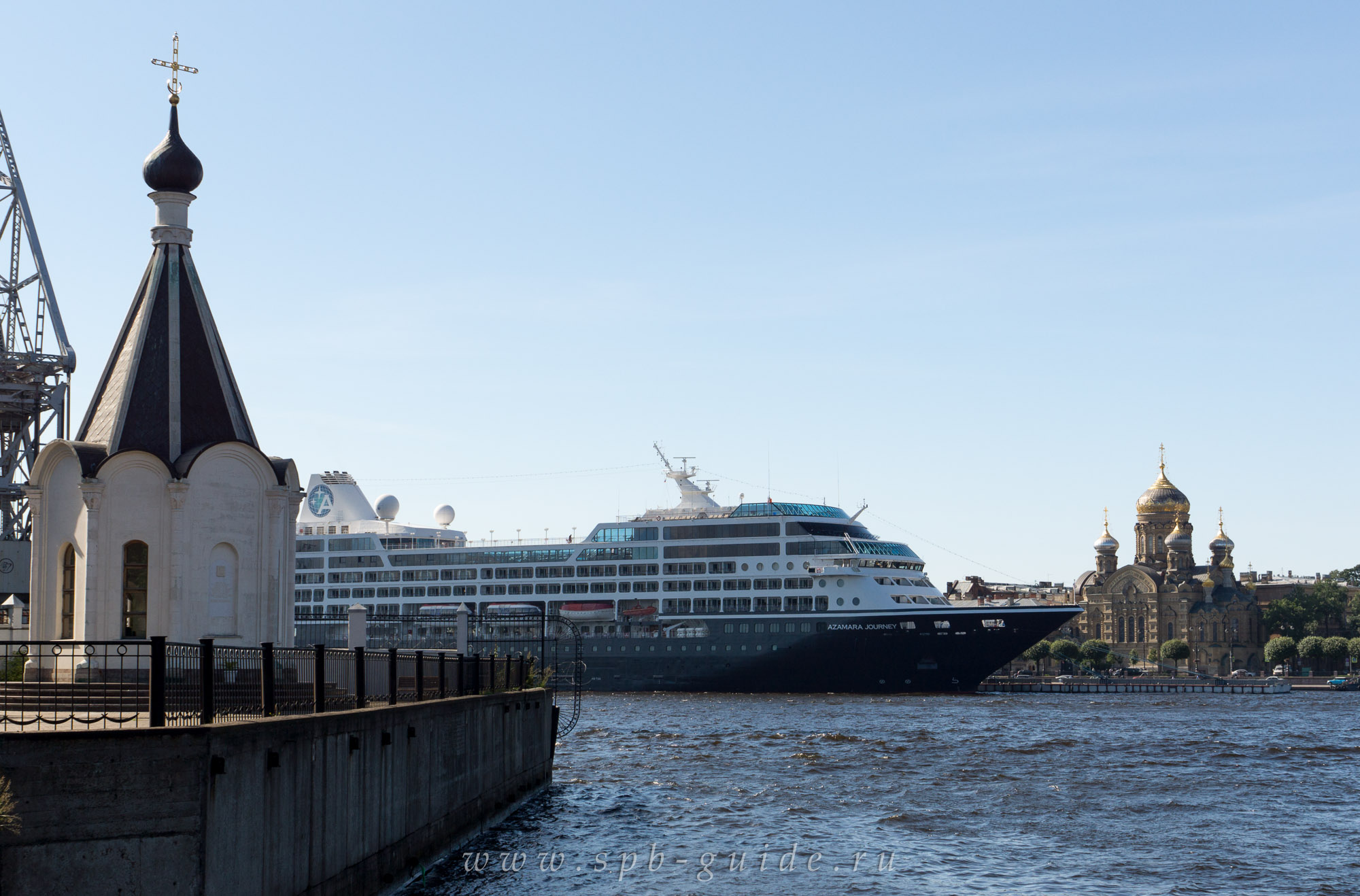 Часовня Спас-на-водах, круизный лайнер «Azamara Journey» и Успенская церковь подворья Оптиной пустыни в Санкт-Петербурге